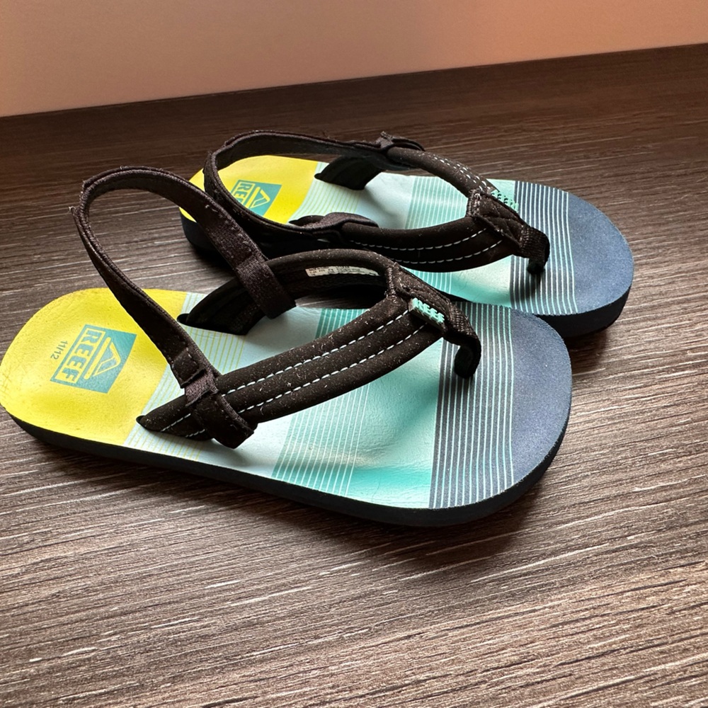 Like new Reef Little Ahi Flip Flopsw backstrap. Size 11-12